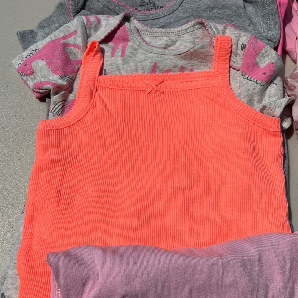 Lot of 12 girls Onesies - Picture 4 of 13
